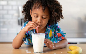 lời khuyên khi cho trẻ uống sữa